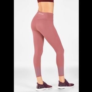 Fabletics Mid-rise Ultracool 7/8 Size L 10-12 Back zip pocket Adjustable waist.